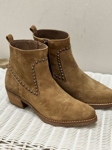 Botines campero serraje con tachuelas taupe Enma