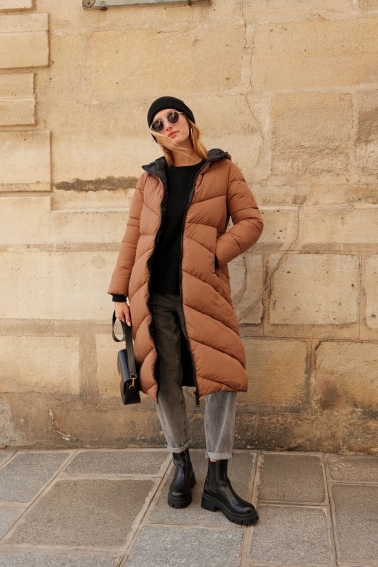 Abrigo acolchado diseño en espiga camel