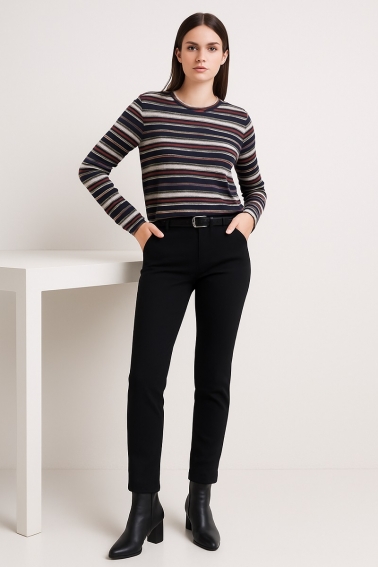 Pantalón recto con cinturón negro