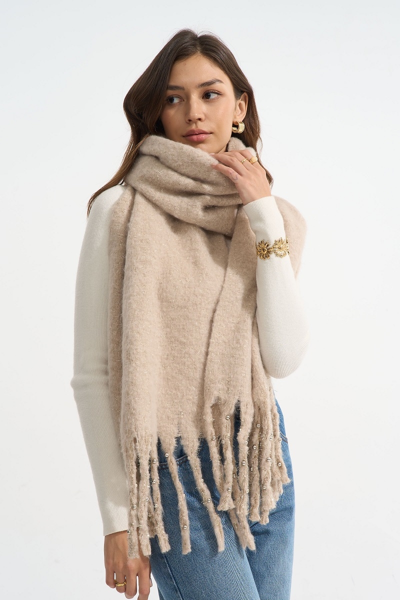 Bufanda con hilo dorado y perlas