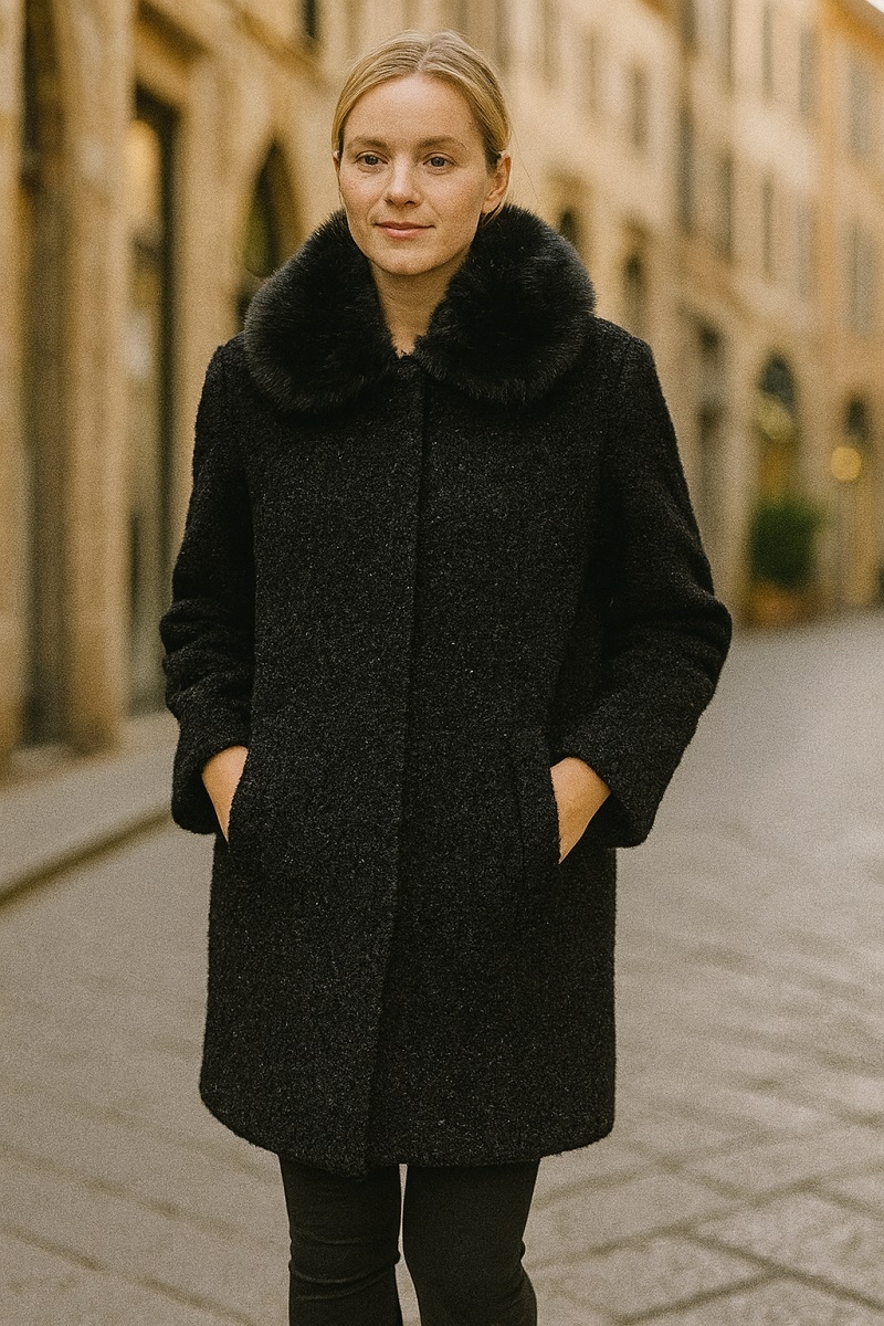 Abrigo lana con cuello negro