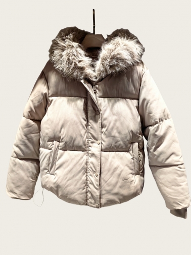 Cazadora acolchada con pelo interior beige