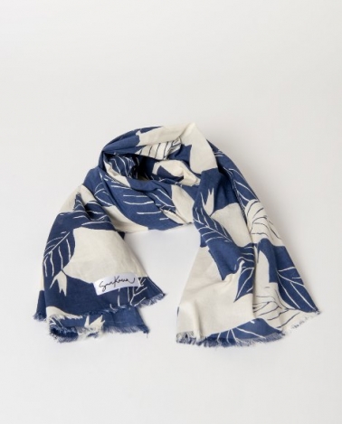 Pañuelo rectangular estampado hojas marino