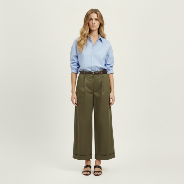 Pantalón crop con pinza y cinturón verde