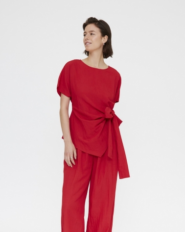 Top rojo con detalle lazada