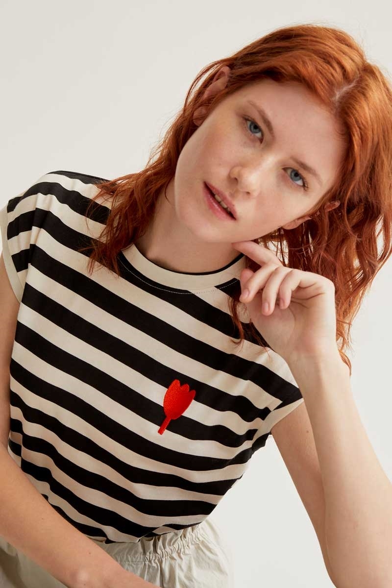 Camiseta de rayas negras con bordado de tulipán