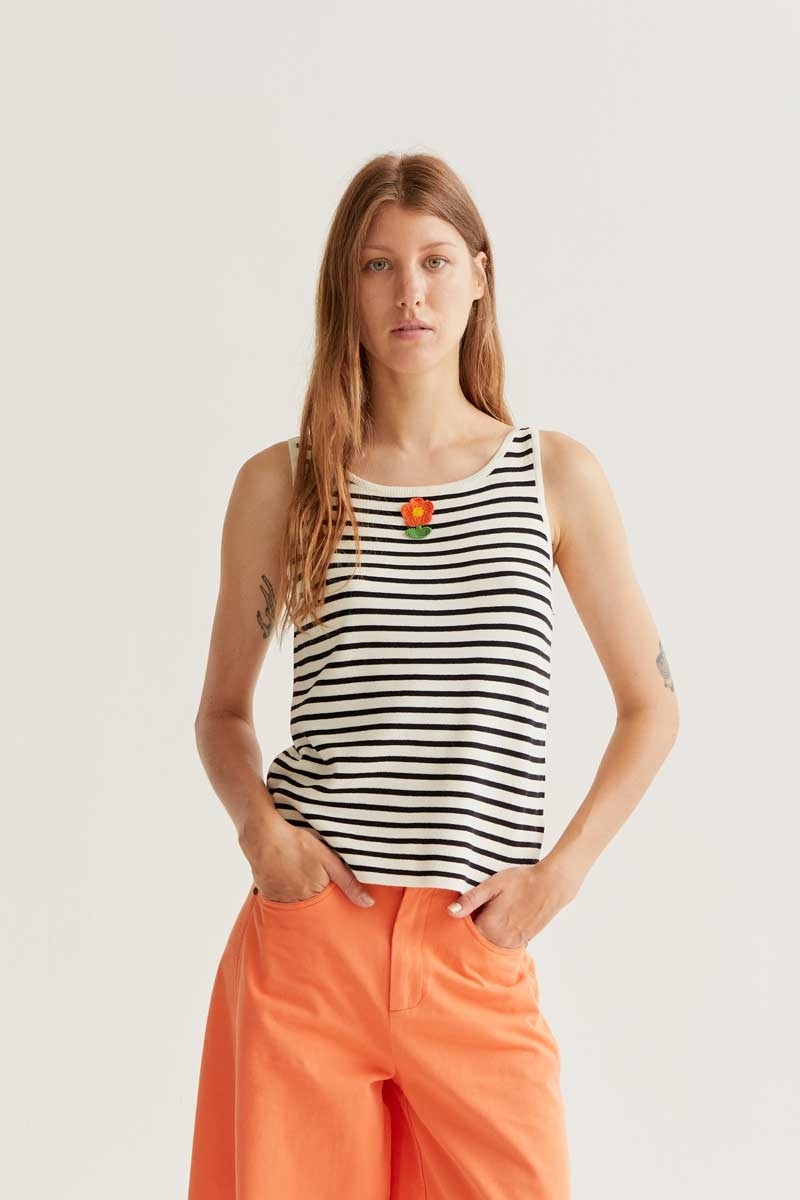 Top rayas blanco y negro con bordado de flor
